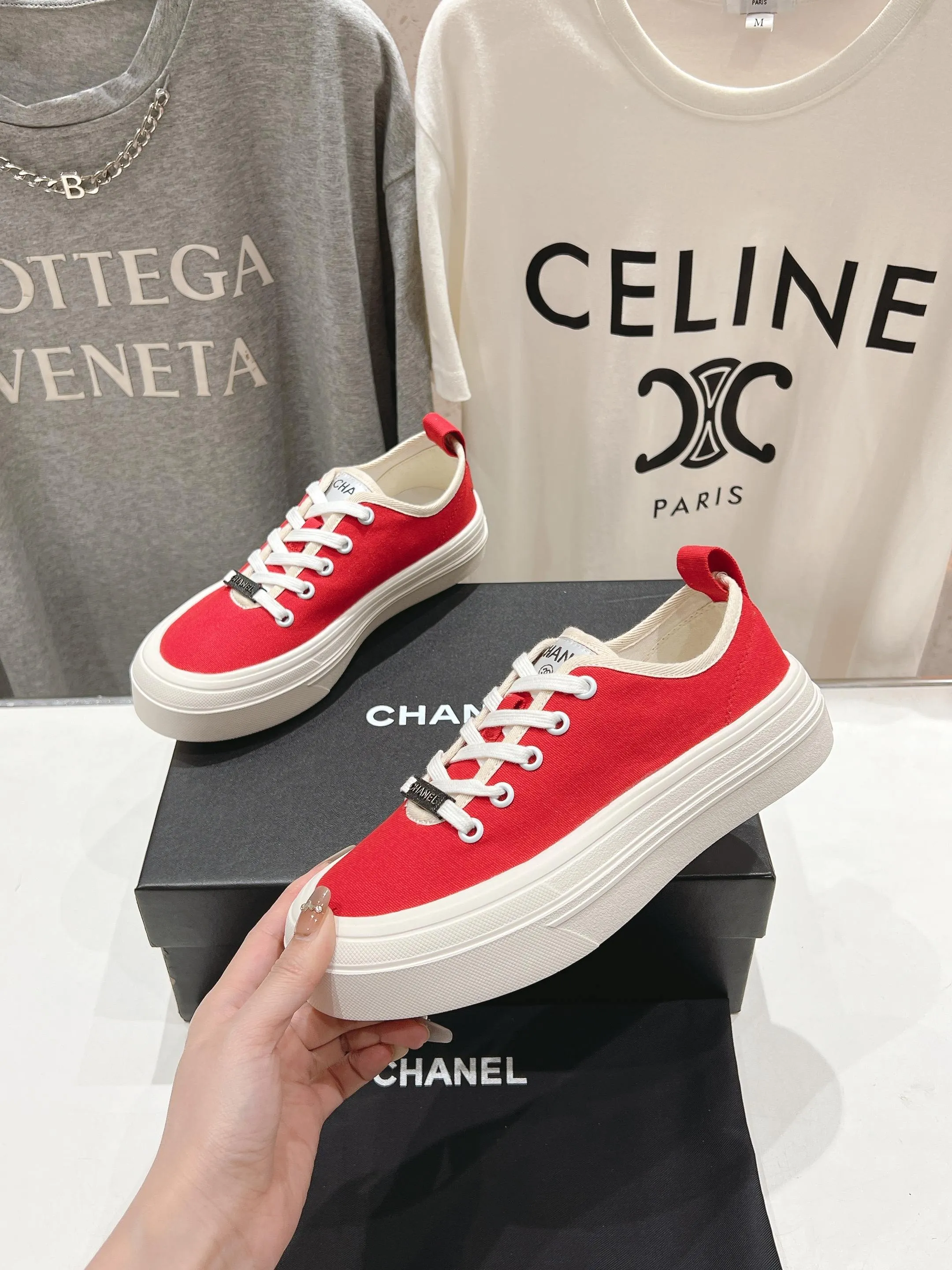 👟👟Ex-factory price 400👟👟 Chanel* Xiaoxiang 2025ss latest casual shoes, the currently super popular biscuit shoes. Internet celebrity Xiaohongshu is crazy about hot recommendations. The silly and cute style has a retro flavor! The shape is special and very recognizable. It makes your legs slimmer and longer. It is absolutely powerful. It is also very comfortable to wear. It has good looks. It is comfortable and increases your height. I must recommend it to everyone. The main feature of this year's series is minimalist style. ✔Fabric: original customized canvas. ✔Feet: water-dyed cowhide, comfortable on the feet. ✔Outsole: open-molded high-elastic rubber platform sole. ✔Number: 35-39.